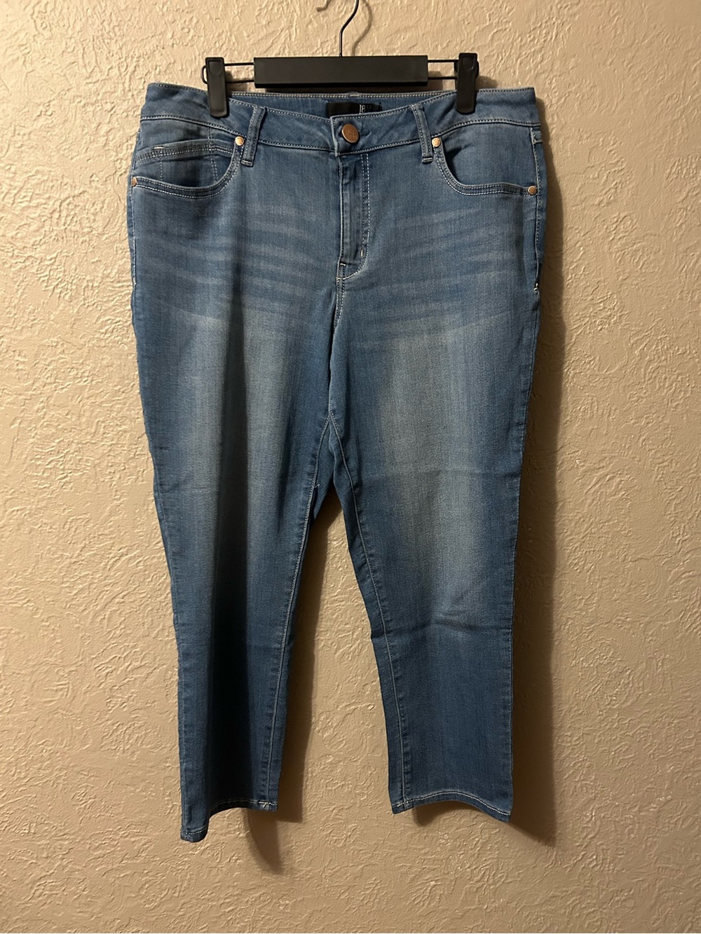 1822 Denim Women's Light Blue Cropped Stretch Jeans